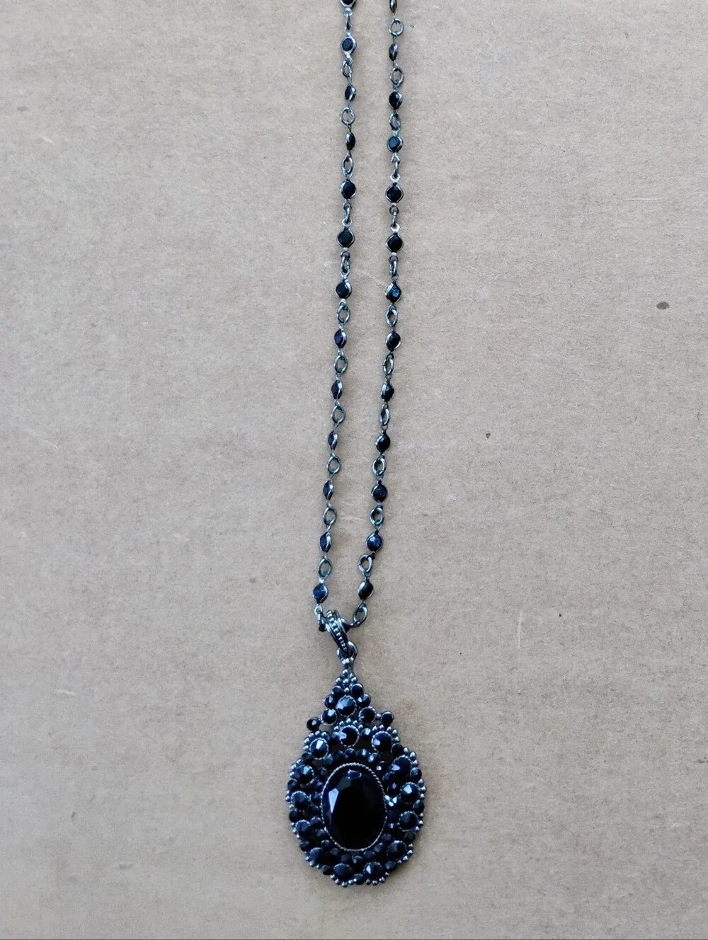 Black Vintage-Style Teardrop Pendant Necklace